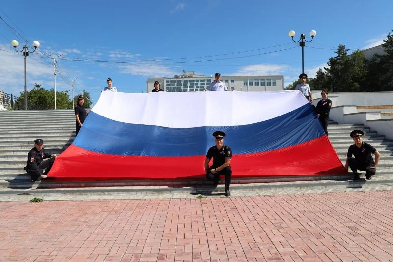 В Амурске полицейские провели патриотическую акцию ко Дню Государственного флага Россий...