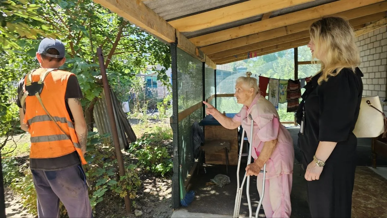 🌿🤝 В Скадовске помогли навести порядок на участке матери участника СВО