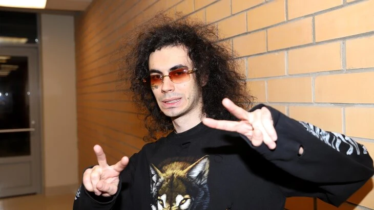 Поп-исполнитель Коста Лакоста, автор песен «Черри Леди», «По-другому», «По улицам» и других выступит