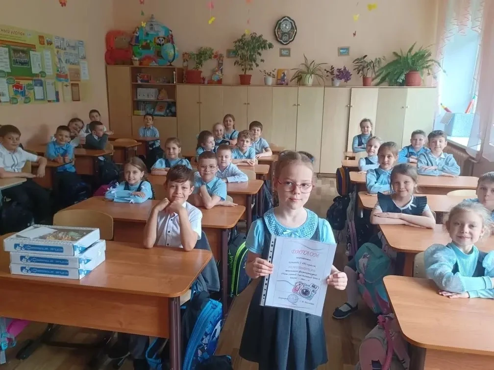 ✨ Мы наградили победителей школьного фотоконкурса!

Дипломы в руках классных коллективов, счастливые