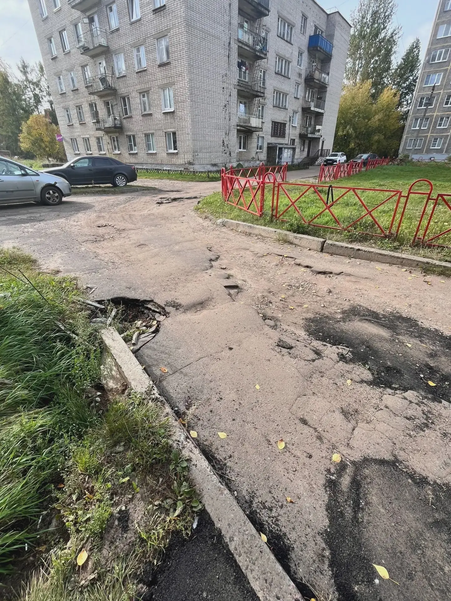 Во дворах Заволжья ямы устранили не везде