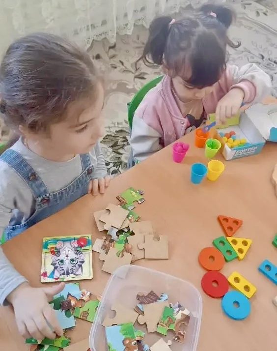🌈 В детском саду №4 в младшей группе прошел увлекательный день настольных игр! Дети с ...