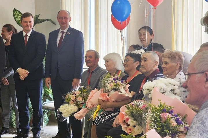 ГРОМКО КРИЧАЛИ «ГОРЬКО» В ШИРА Накануне в Международный день семей в зале бракосочетаний Ширинского 