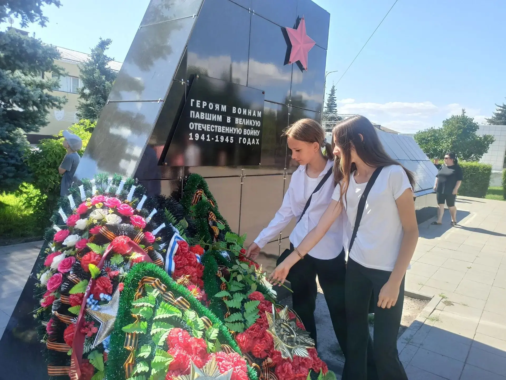 «Память, которая живёт в нас: День памяти и скорби в «Солнцеграде»
Сегодня в пришкольном лагере «Сол