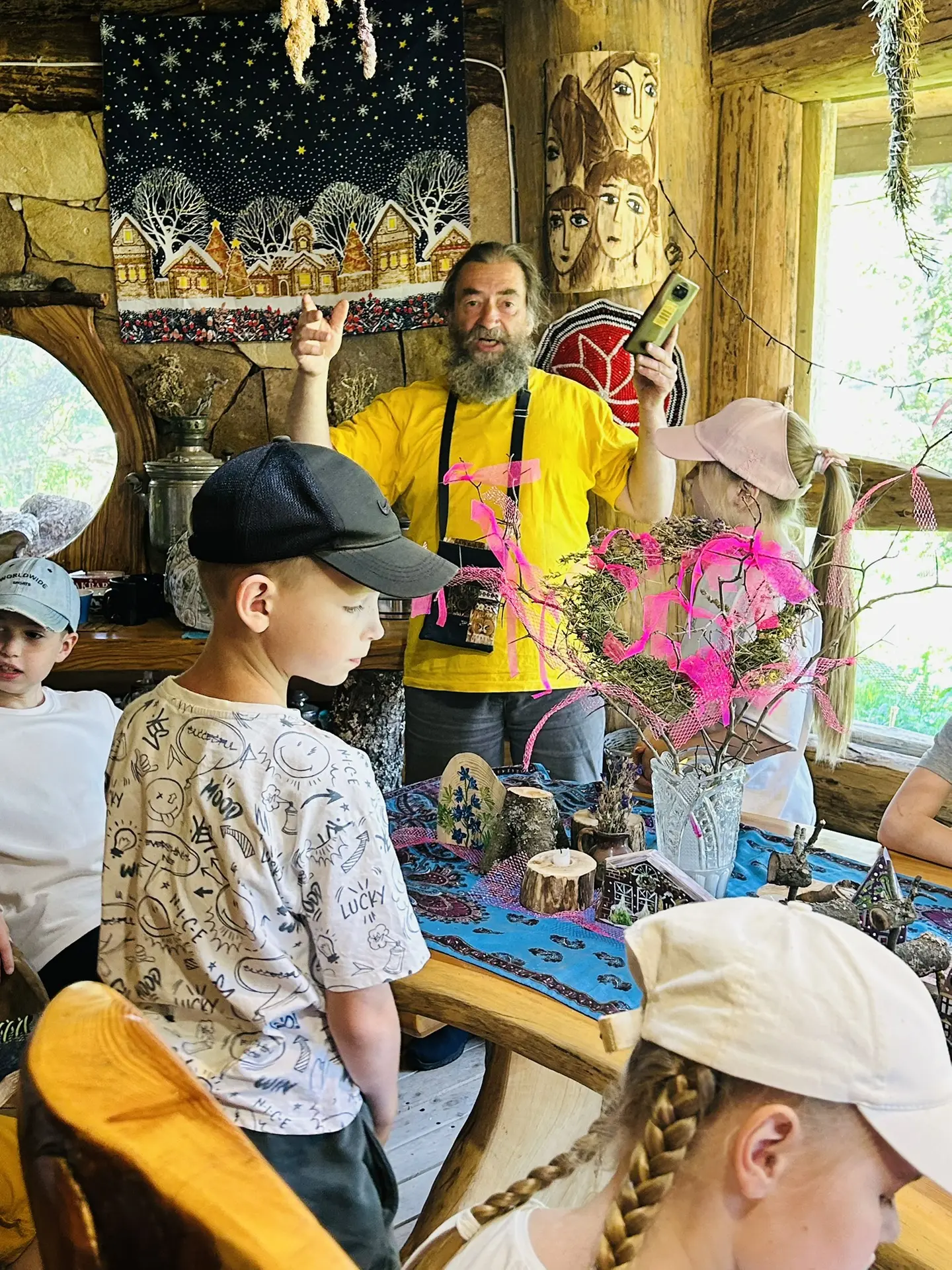 ✏️ 🪵✨ Где прячется детство? 2 «Г» класс отыскал настоящий Тайник со сказками  Если вы думали, что со