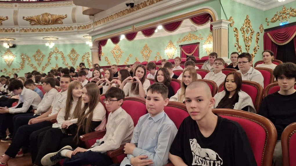 Сегодня для учащихся 32-й школы города Йошкар-Олы был организован День театра. В преддверии 9 мая шк