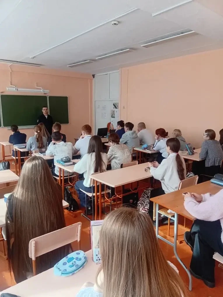 В целях профессиональной ориентации школьников, оказания помощи в профессиональном самоопределении и