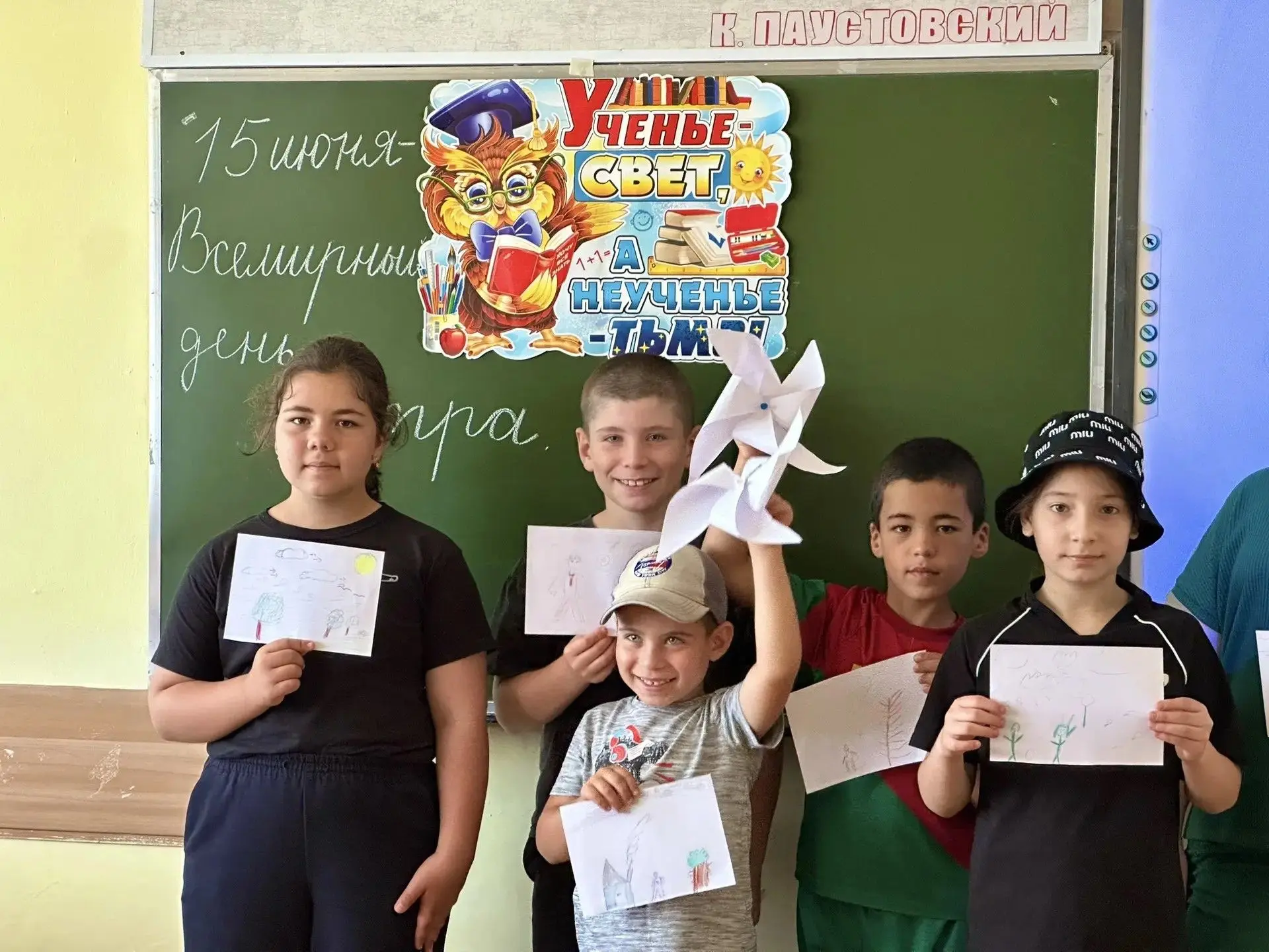В этот летний день на летней тематической площадке ребята отмечали День ветра. Учитель начальных кла