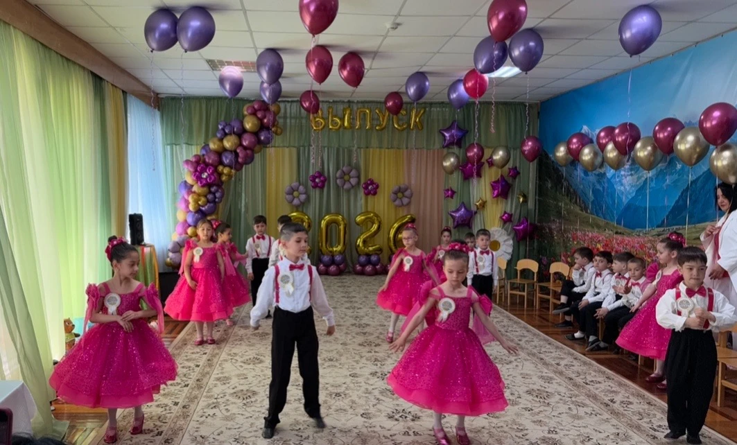 Поздравляю с выпускным в детском саду. Пусть впереди ждут новые свершения, большие прик...