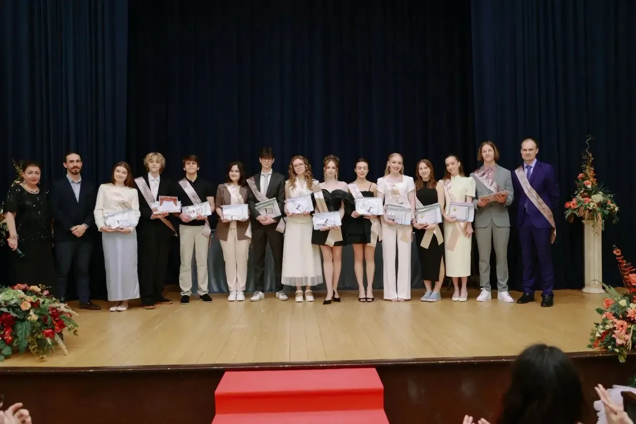 🎓 В добрый путь, выпускники!

Сегодня в нашей школе состоялось торжественное вручение аттестатов на