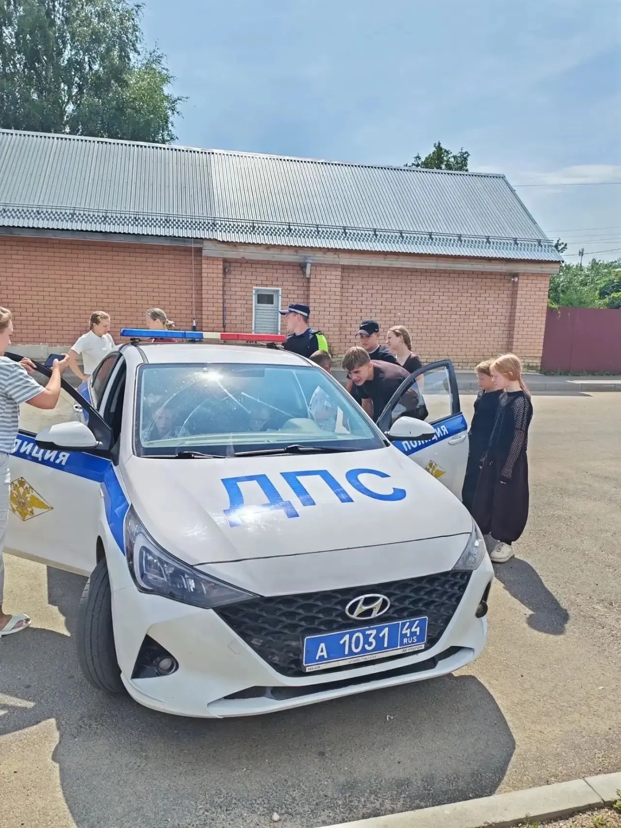 Сотрудники Красносельской автоинспекции провели для ребят из РВО при КСЦОН и молодежног...