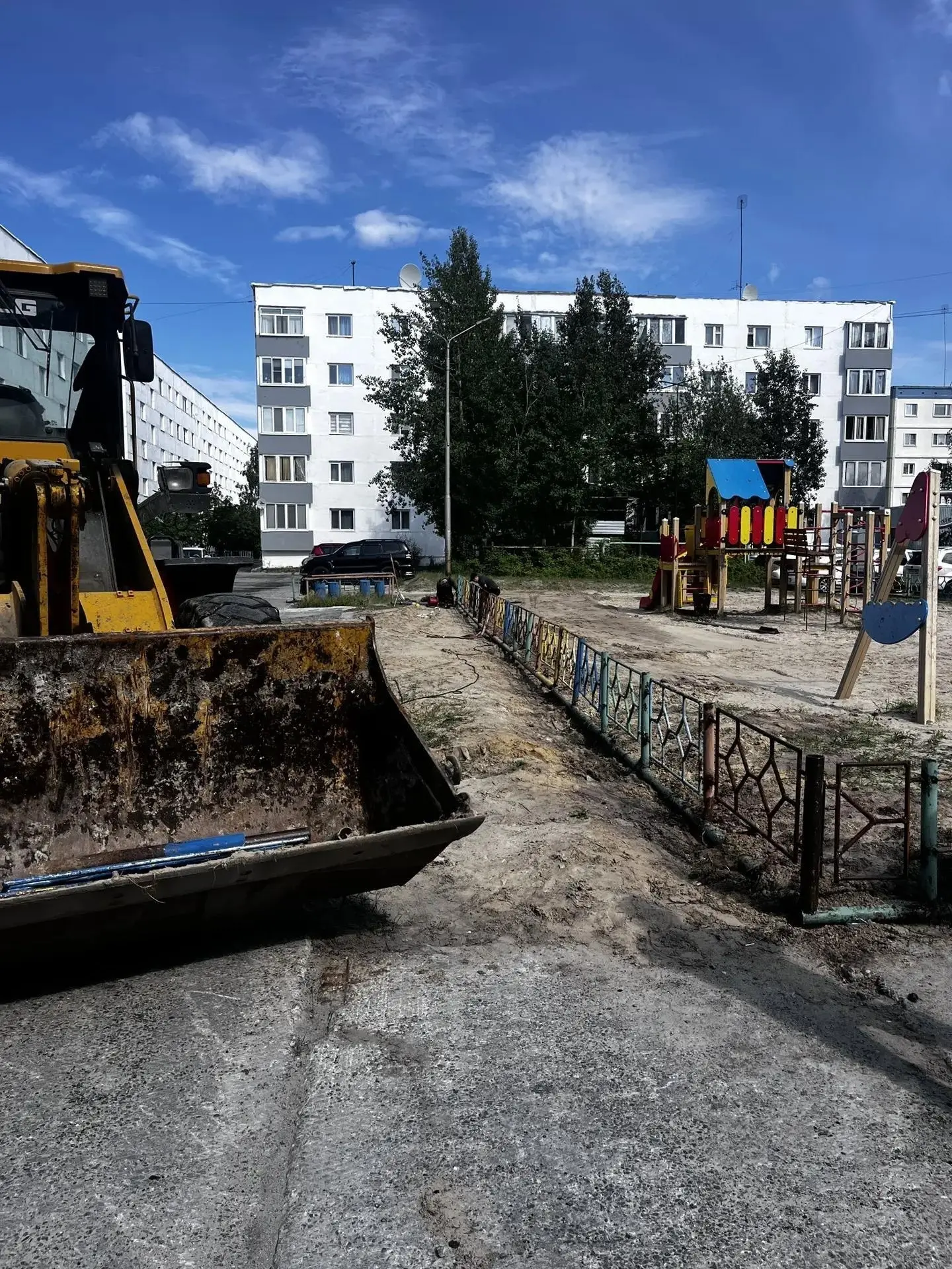 Во дворе на Прибалтийской расширили проезд