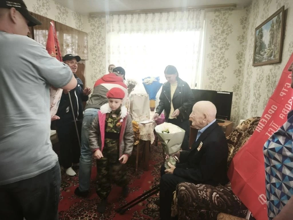 Мы помним, мы гордимся   Курсанты ВПК «Стрижи», учащиеся 9-го класса Кадиров Баховидин и Меньшиков Р