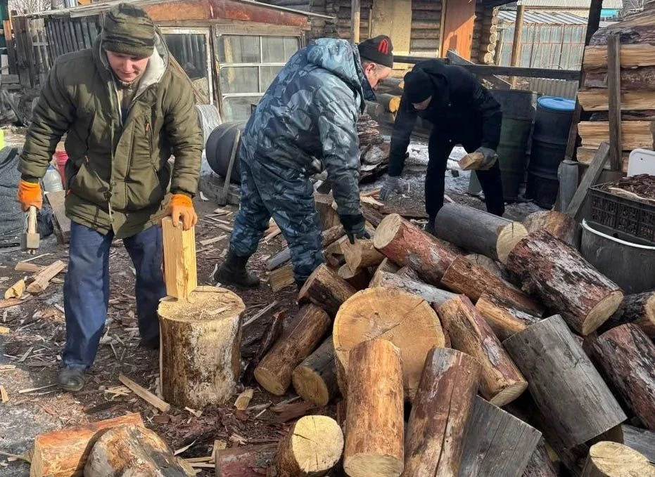Судебные приставы нарубили дрова пожилым забайкалкам  Сотрудники УФССП России по Забайкальскому краю
