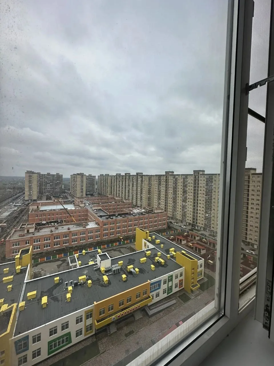 📍Двушка с ремонтом — школа и сад в двух шагах 
 
✅Квартира 60 м2 (две изолированные комнаты, лоджия