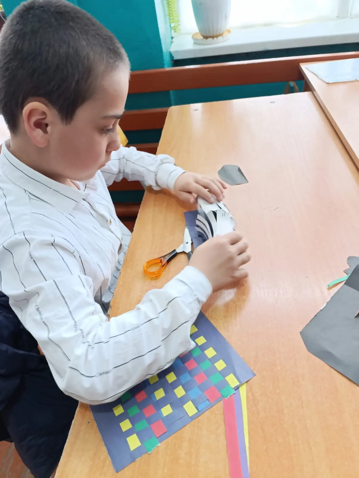 🎨 Урок труда в начальных классах: волшебство из цветной бумаги

В начальных классах МКОУ "Узнимахин