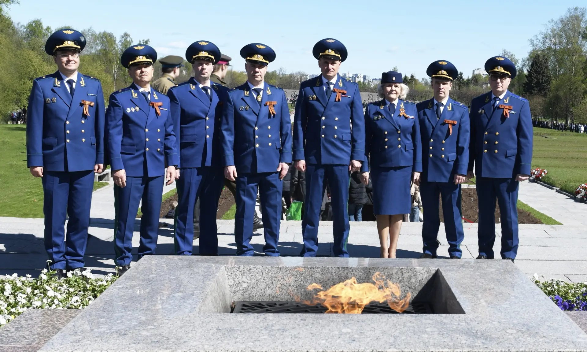 К подножию монумента «Мать-Родина» возложили цветы и венки в канун 81-летия Великой Победы  🎗️На Пис