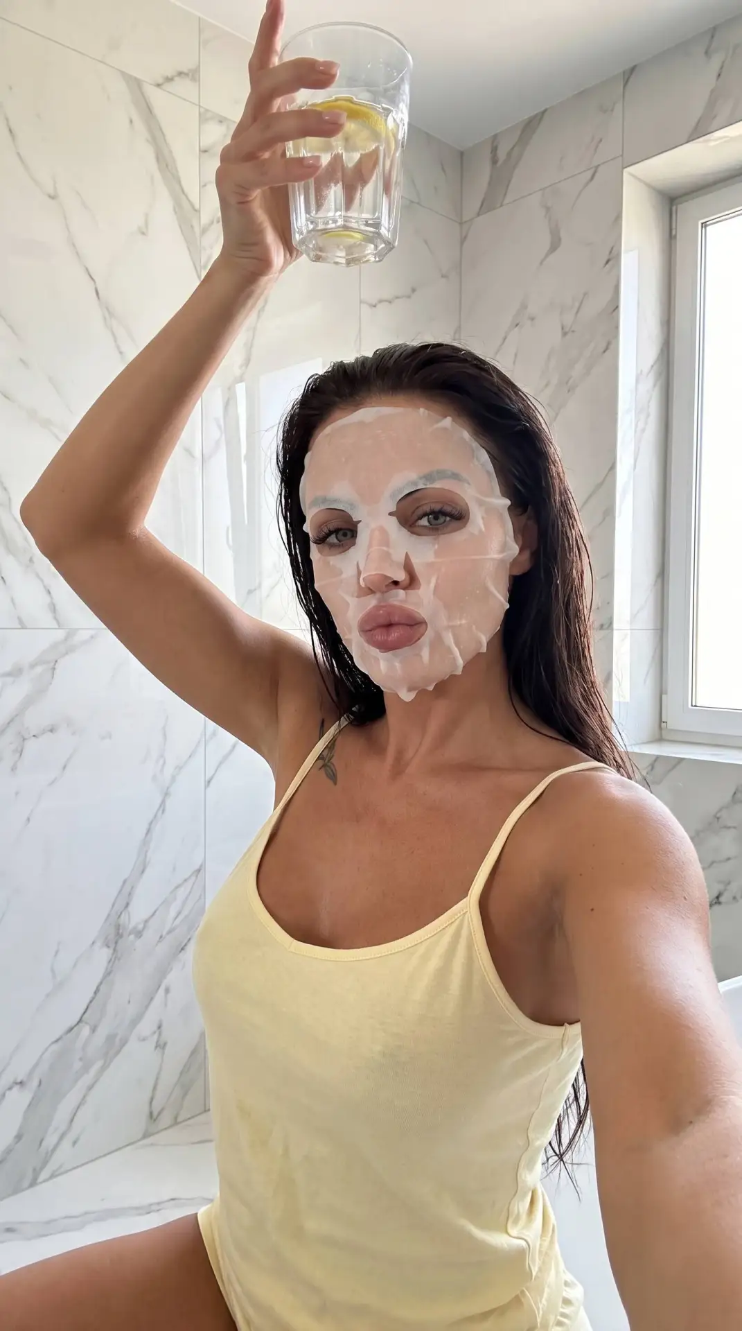 🧖 Селфи в маске с лимонадом