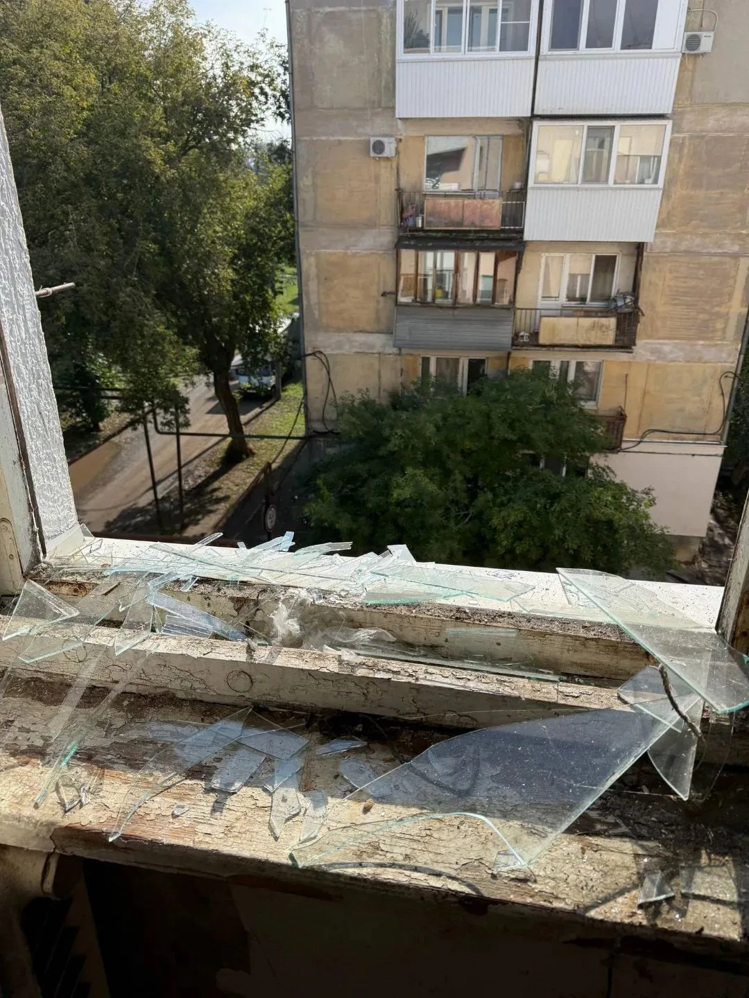 В Самаре жители дома на улице Липяговской просят установить окна, которые выбило при ат...