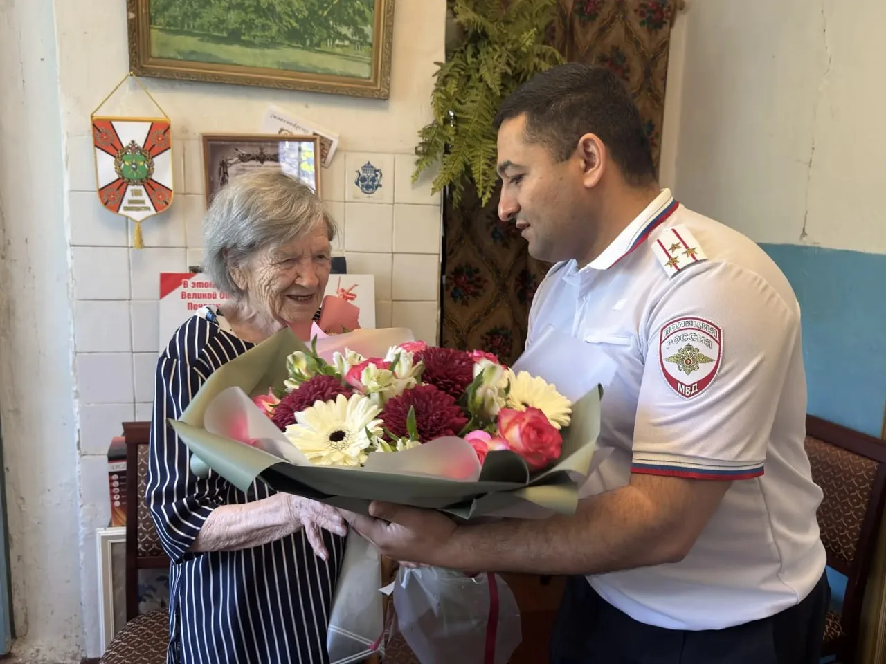 В Железногорске сотрудники полиции поздравили с 99-летием ветерана Великой Отечественной войны Нину 