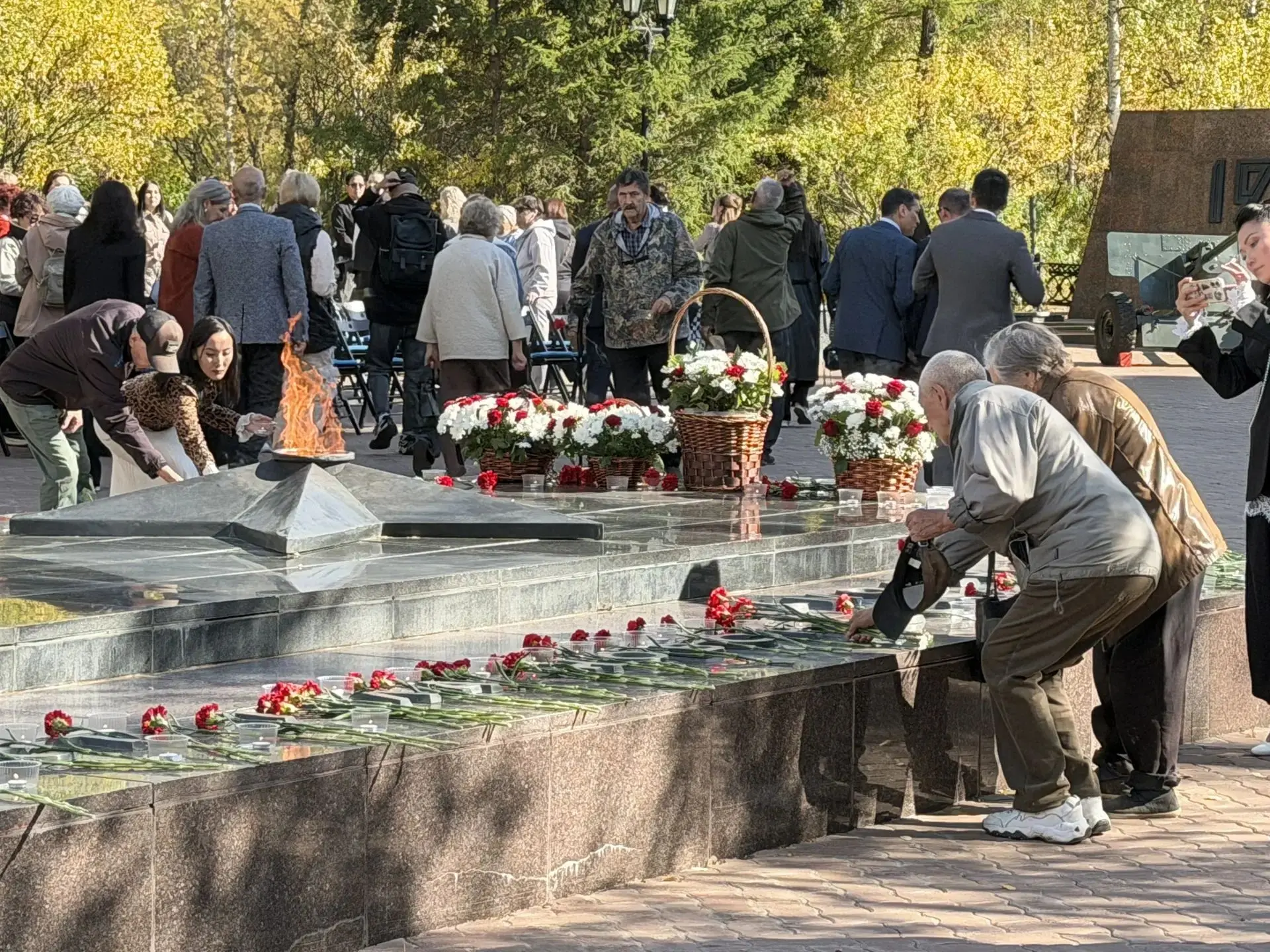 Сегодня учащиеся 6 класса приняли участие в трогательной акции «Свеча памяти». Ребята з...