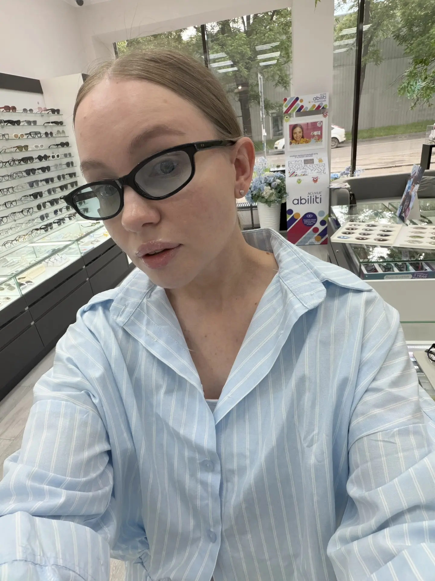 Я заказала себе новую оправу с фотохромной линзой, но её нужно будет подождать около 2недель. А ещё 