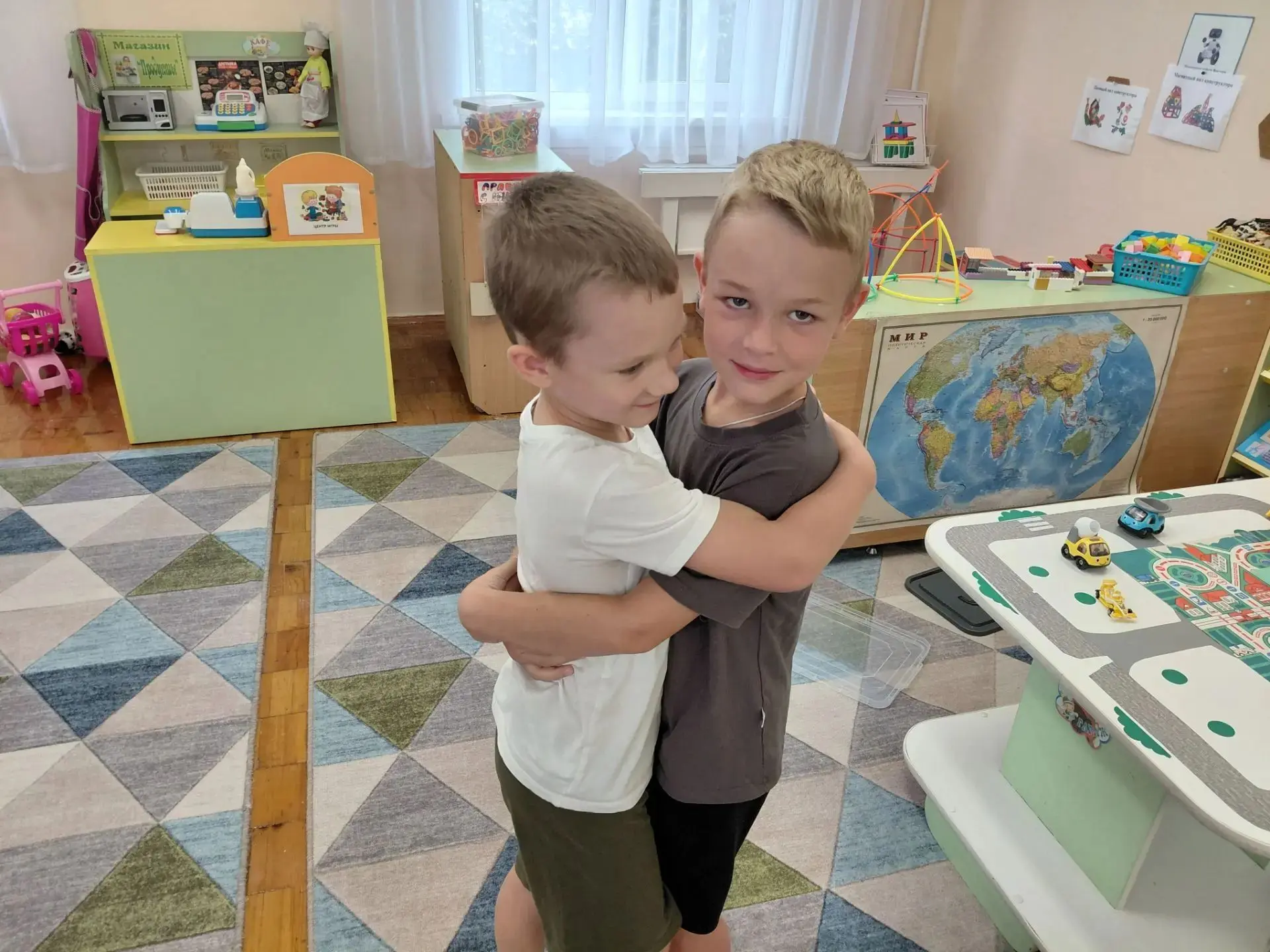 ДРУЖБА - это важная часть жизни человека, особенно в детстве. Именно в детстве мы начинаем понимать 