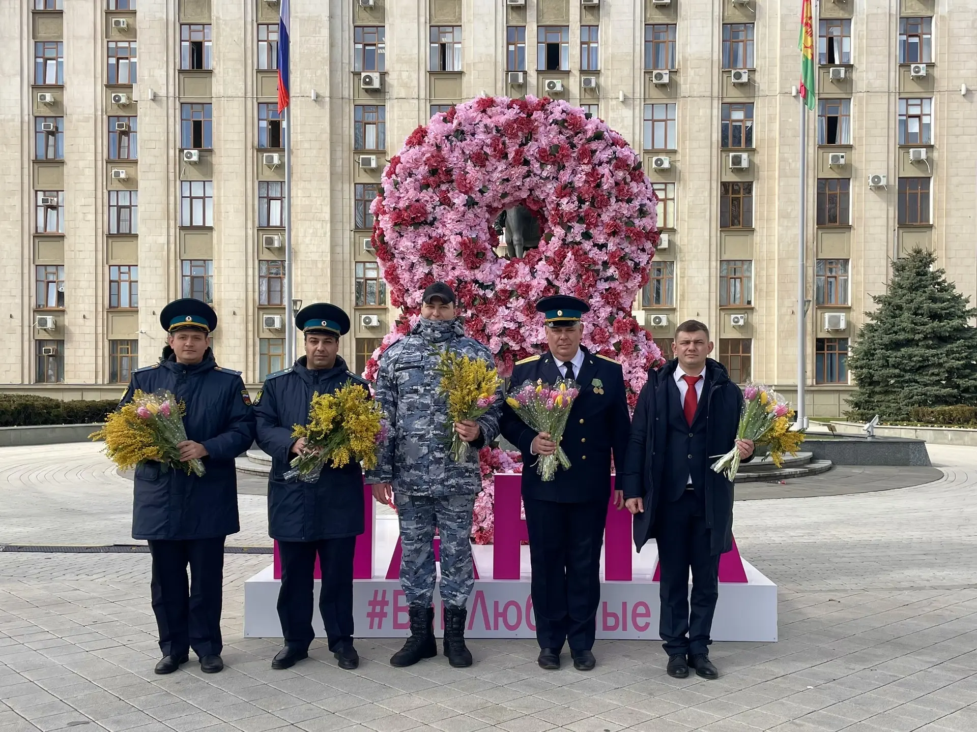 «Вам, любимые!»: судебные приставы Кубани подарили женщинам тюльпаны и мимозу в преддверии 8 Марта 💐