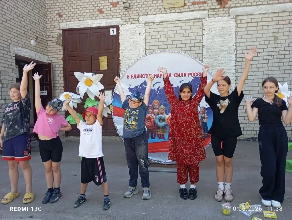 🎉 В школьном лагере прошло праздничное мероприятие, посвящённое Дню России!

Сотрудники местного До