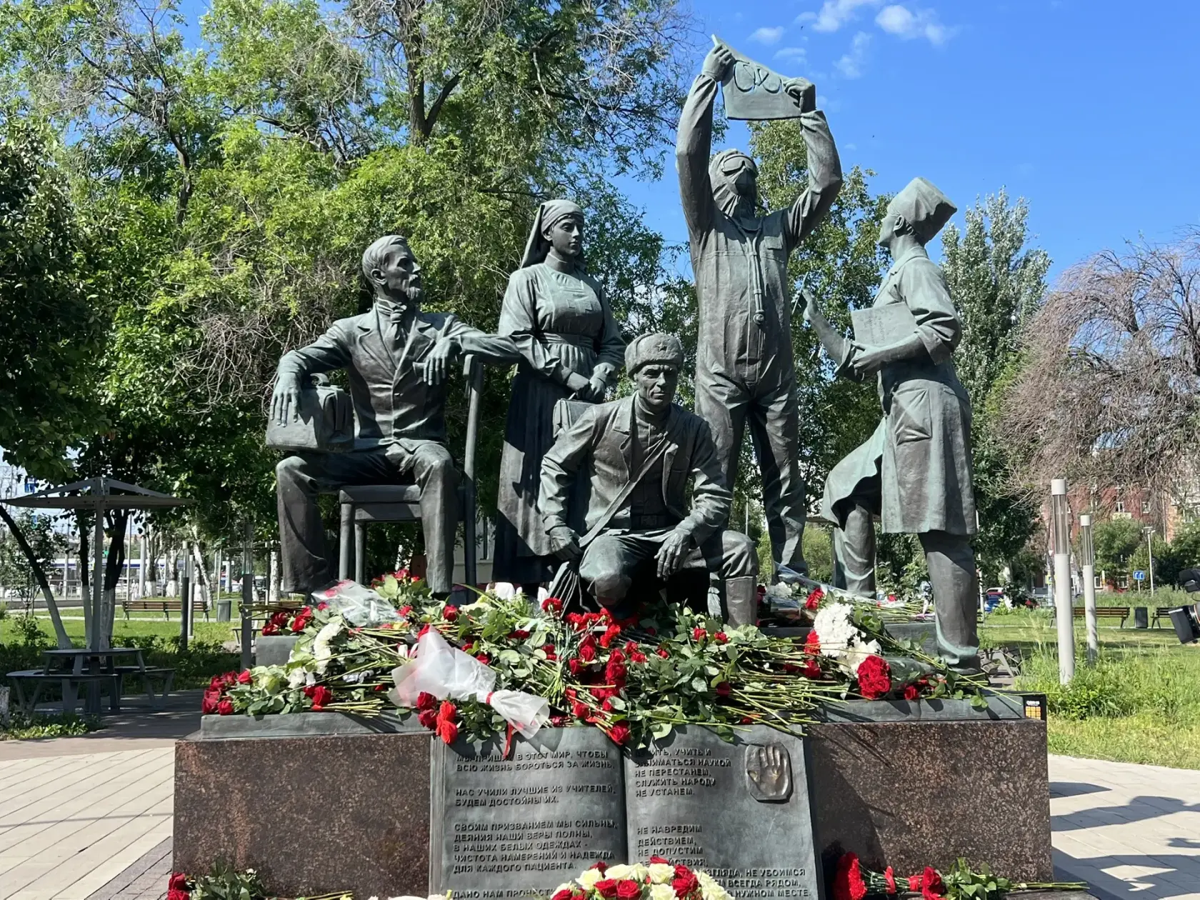 Медицина в искусстве
 
Скульптурная композиция «Наследие и наставничество» в Самаре
Монумент установ