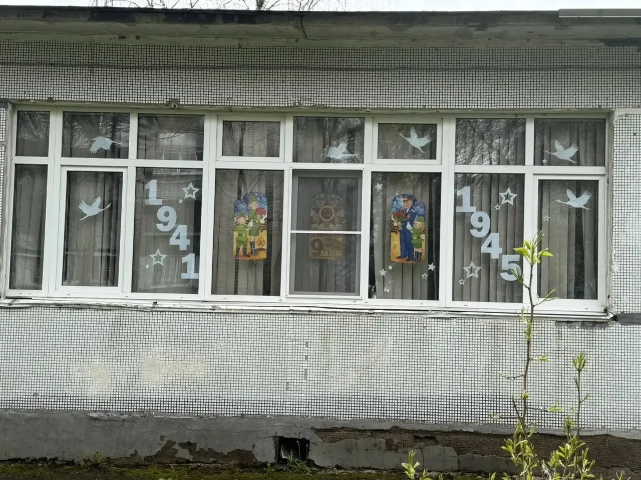 В преддверии Дня Победы преобразились окна нашей школы: ученики, родители и педагоги приняли участие