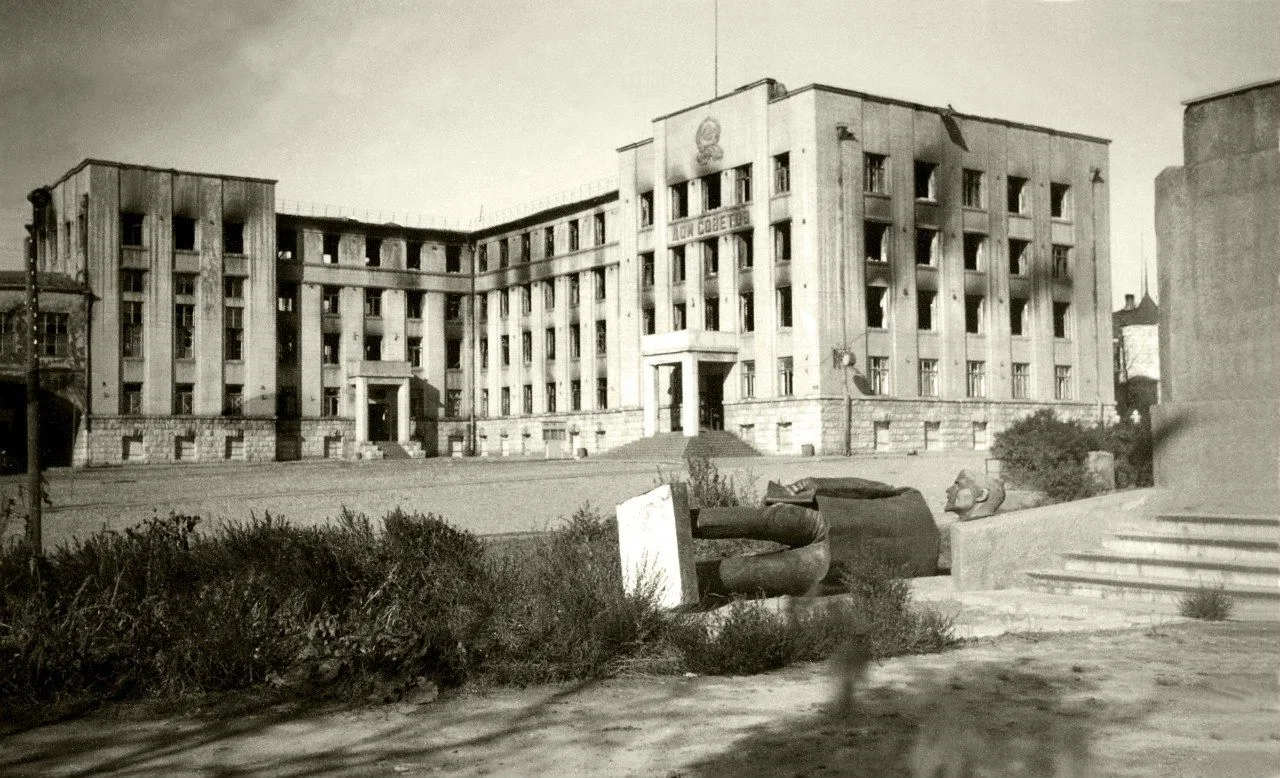 Созданный в августе 1941 г. Брянский фронт смог на некоторое время задержать, но не ост...