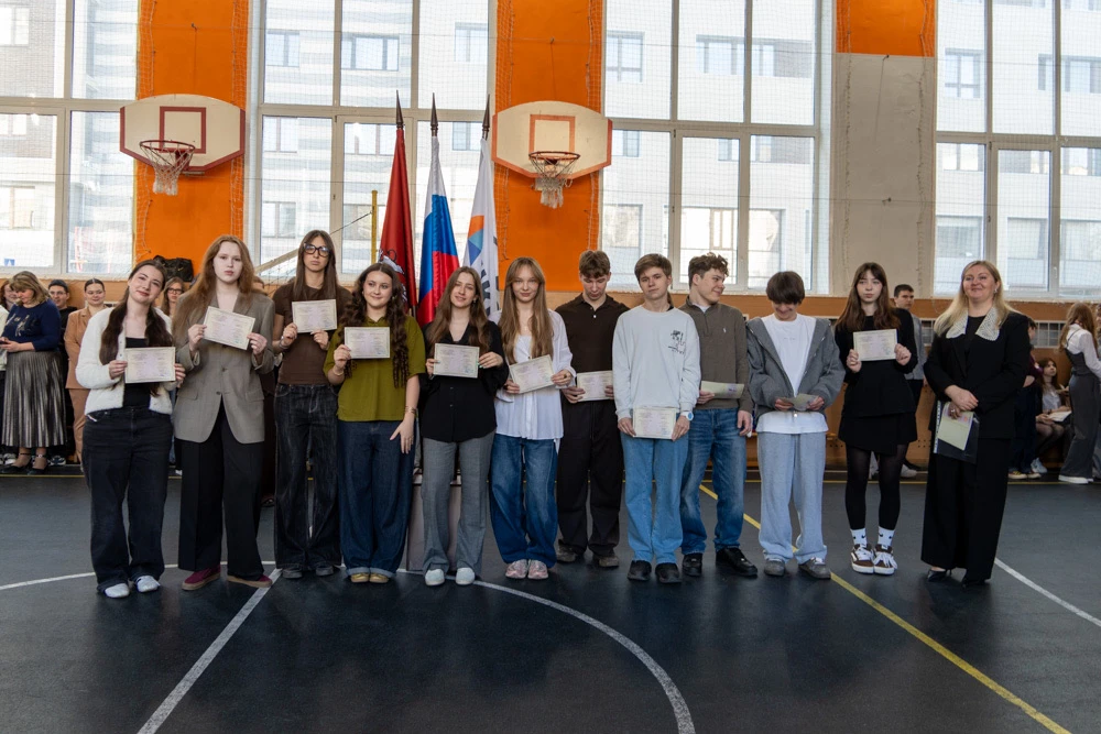 Наши звездочки 🌟  🤩 Сегодня у ребят старшей школы прошла торжественная линейка, на которой были нагр