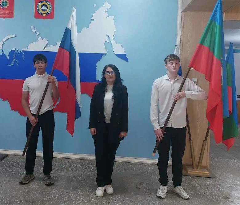 Сегодня, 25 мая 2026 года, в КЧР ГБПОО МПК «Профессионал» состоялась торжественная линейка, посвящен