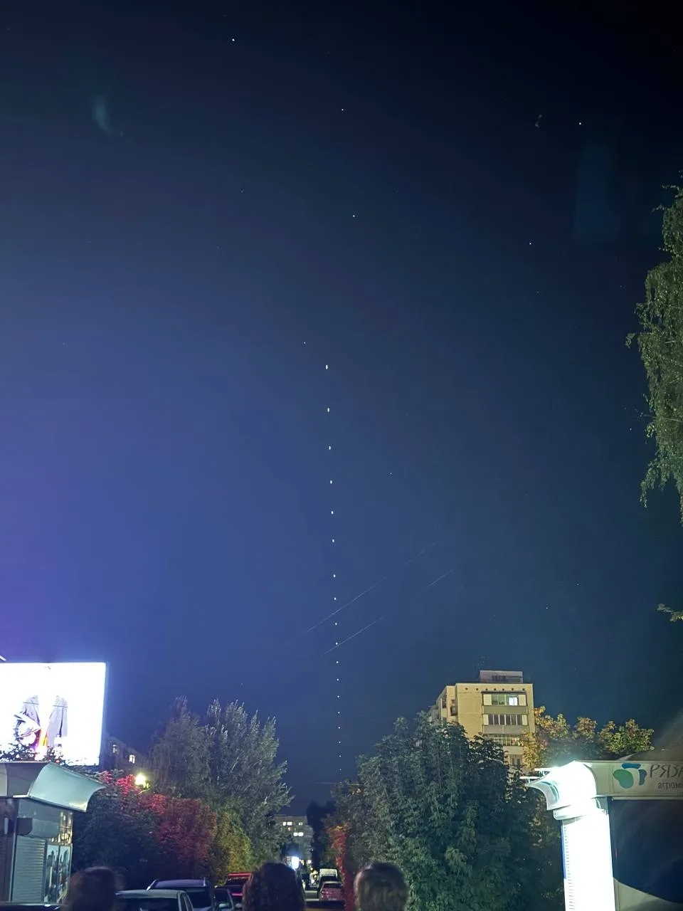 Подписчики вновь засняли огромную цепочку спутников Starlink, которая третий день подря...
