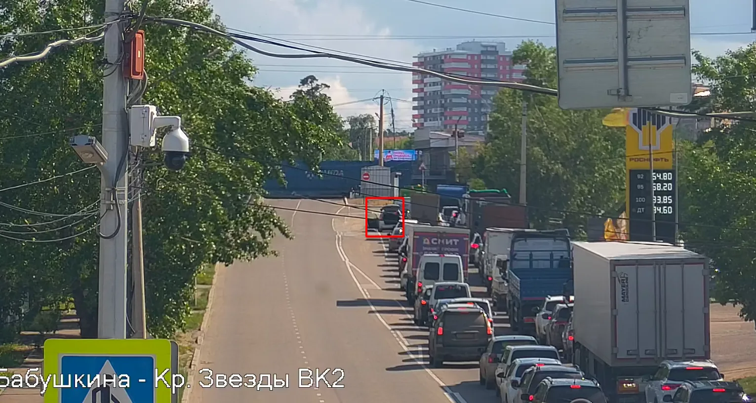 ✅ На ул. Бабушкина (перед ж/д переездом), стоит легковой автомобиль с включенным аварийным сигналом,