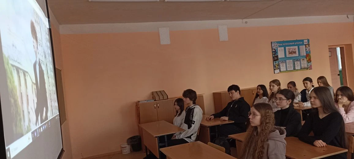 🇷🇺 Новая учебная неделя началась в лицее с традиционной церемонии поднятия флага Российской Федераци