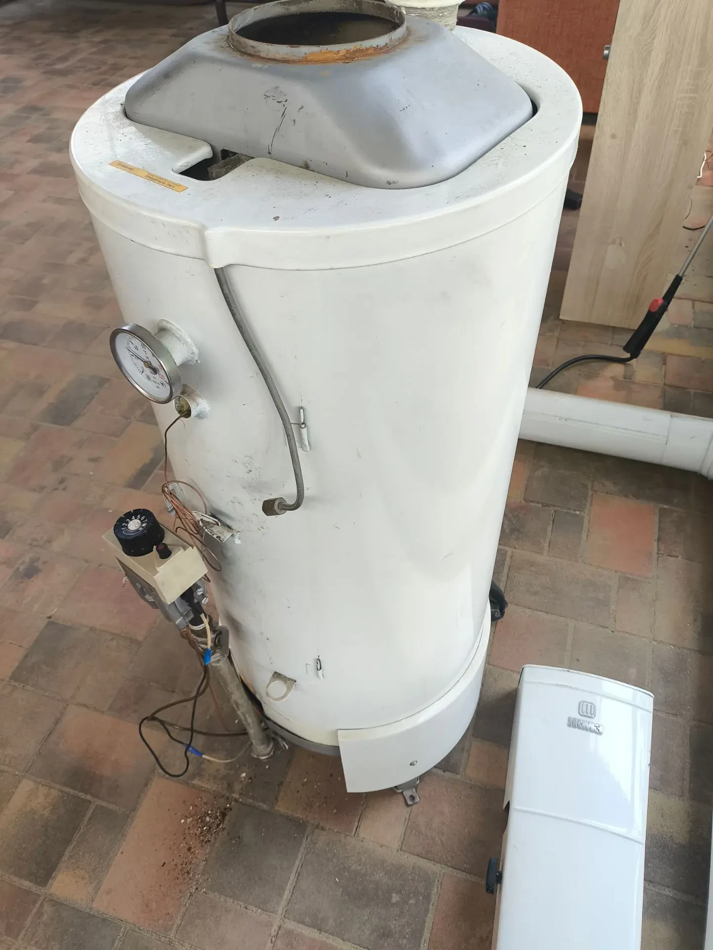 Продам газовую колонку. Телефон 8-9088546456. Цена 2 т.р.
