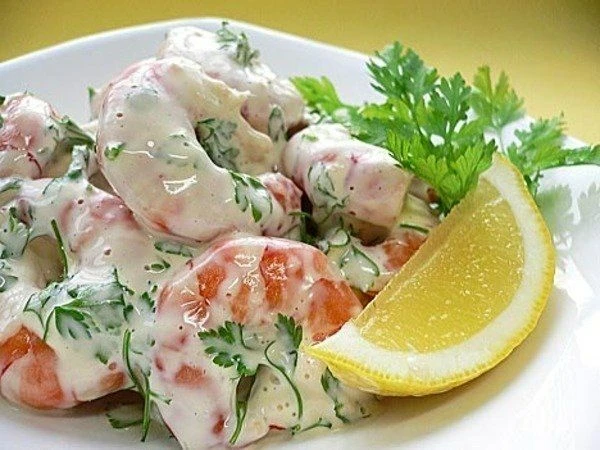 ​​МОРСКОЙ ПРАЗДНИК

Ингредиенты:
 Банка красной икры - 1шт.
 Креветки неочищенные - 500 гр.
 Кальмар