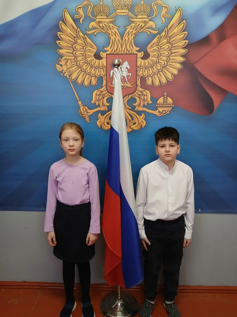 🇷🇺С торжественной линейки началась учебная неделя. Почетное право поднять флаг РФ был...