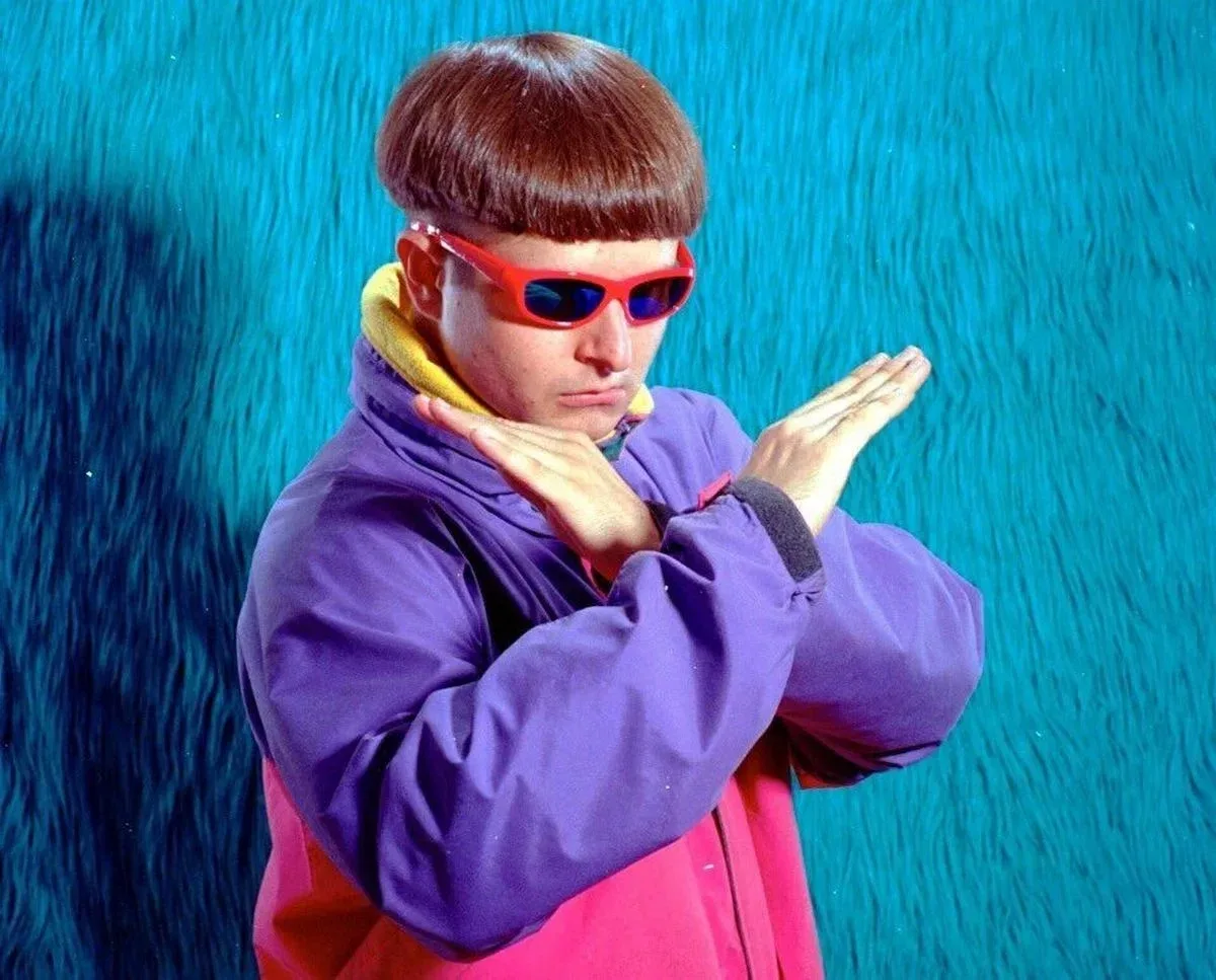 Oliver Tree погиб в авиакатастрофе в Рио-де-Жанейро. Ему было 32 года. Самые популярные  треки — «Wh