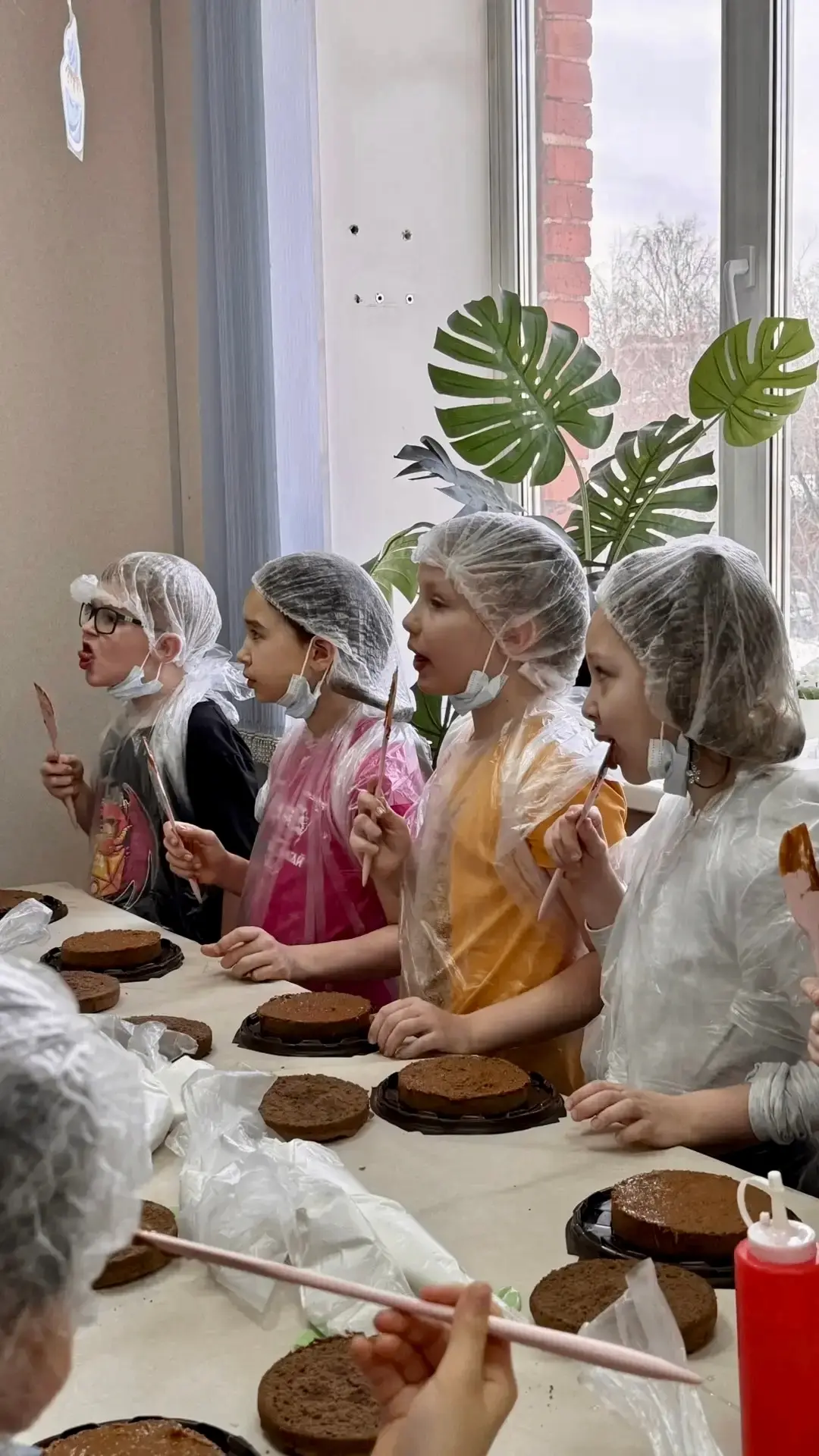 🧳 Сладкое путешествие 2 «А» класса 🍰🌟 Ученики 2 «А» посетили кондитерскую фабрику «9 Островов»! Ребя