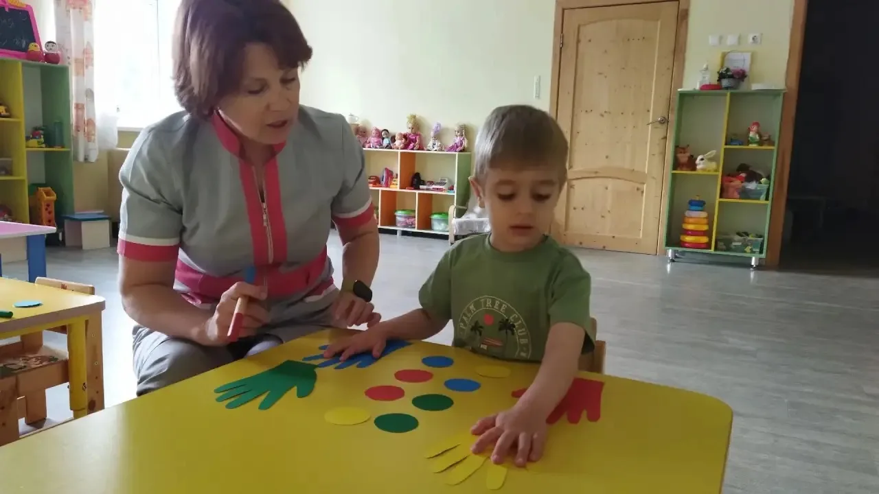 В нашем центре, дети просто обожают нейроигры.
Потому что это нейрофитнес под детский смех.
Мы не за
