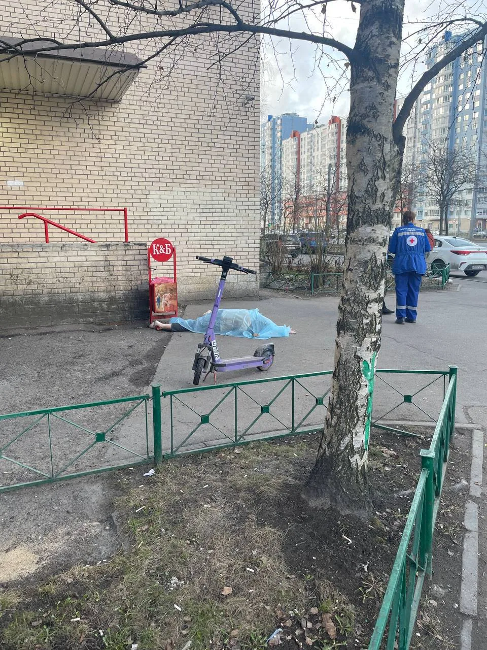 🚨 ЧП на Ленинском: мужчина выпал из окна