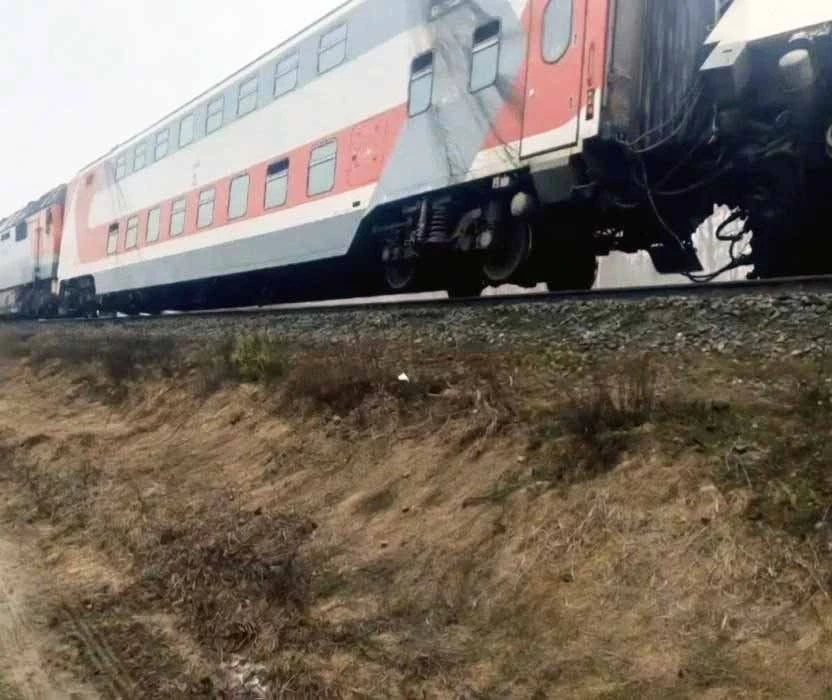 🚊 20 человек, в том числе один ребёнок, пострадали в результате схода с рельсов семи вагонов пассажи