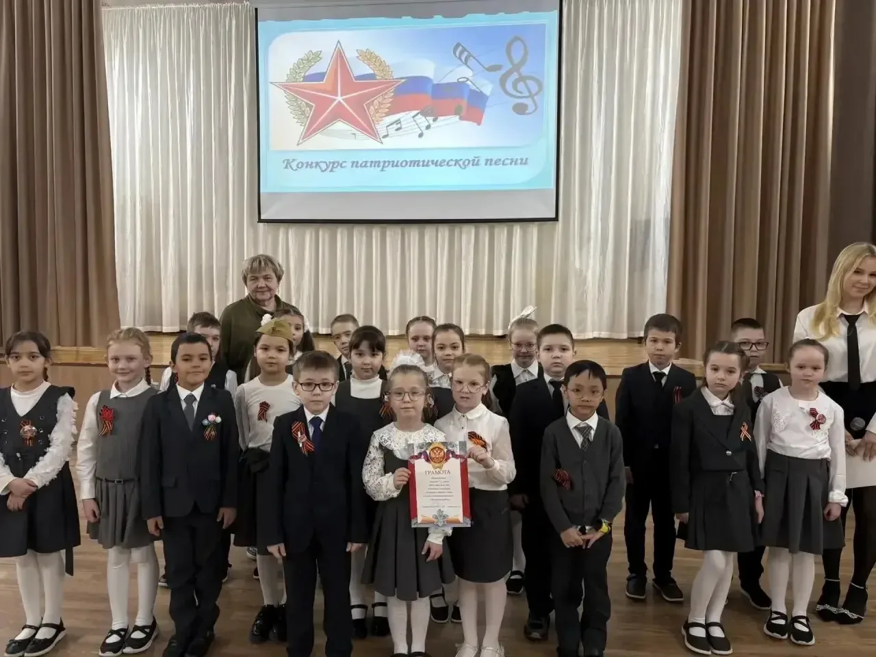 Битва хоров 🇷🇺🎶  Вчера в нашей школе прошел патриотический конкурс «Битва хоров»👏🏻  На сцене актовог