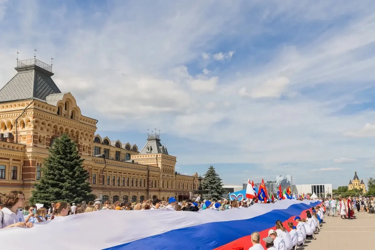 Более 2 000 человек развернули 100-метровый триколор на Нижегородской ярмарке в День России. 

Эта а