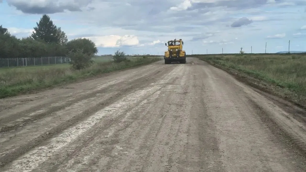 🛣️ Дорога к знаниям размыта: прокуратура Балахтинского района добилась ремонта за сутки