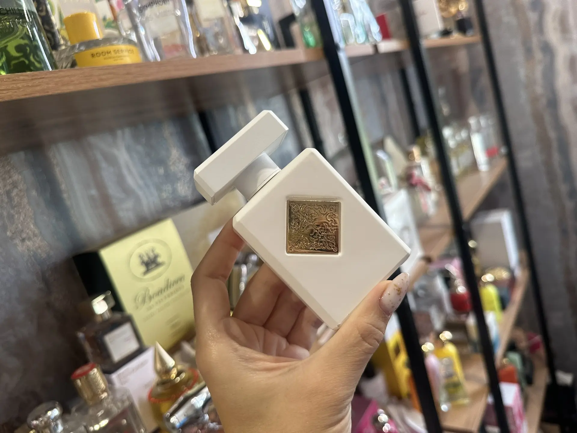 6.200₽ Инитио Маск Терапи 
Очень стойкий женственный спокойный аромат-кокон. Белый сандал всю дорогу