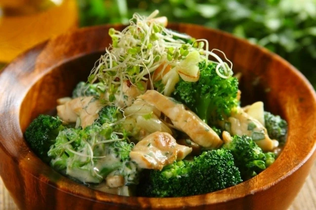 Салат с брокколи и курицей